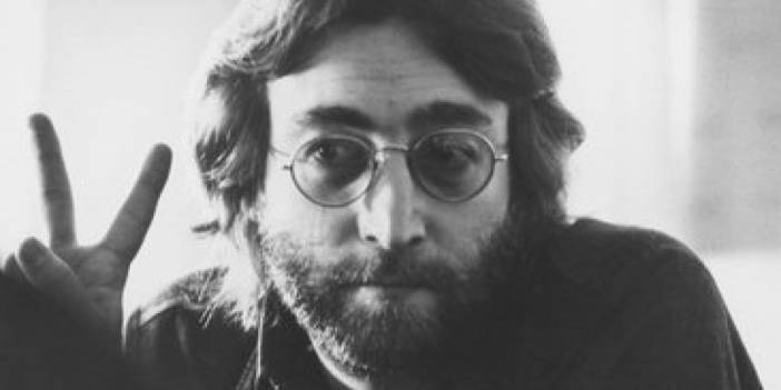 John Lennon'un gözlüğü rekor fiyata satıldı