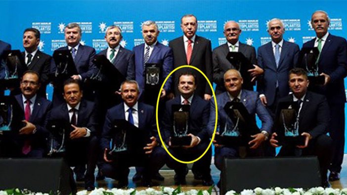 FETÖ'den yargılanan belediye başkanı Erdoğan'ın elinden ödül aldı