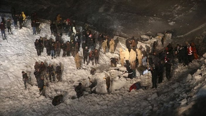 Van Bahçesaray'da minibüsün üzerine çığ düştü