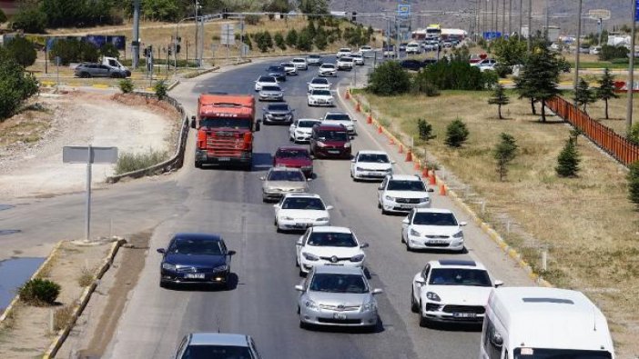 ‘Kilit kavşak'ta trafik yoğunluğu