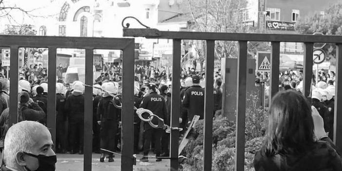 Boğaziçi Üniversitesi'ne kelepçe taktılar