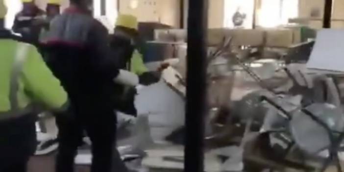 İnşaat işçileri isyan etti: Yemekhaneyi kullanılmaz hâle getirdiler