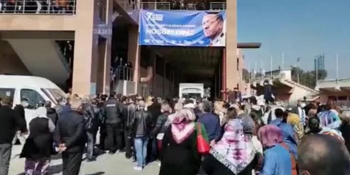 AKP'nin İzmir kongresinden 'lebaleb' görüntüler: Partilileri otobüslerle taşımışlar