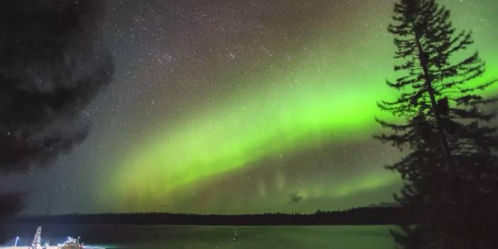 Alaska semalarında Kuzey Işıkları'nın muazzam dansı kamerada