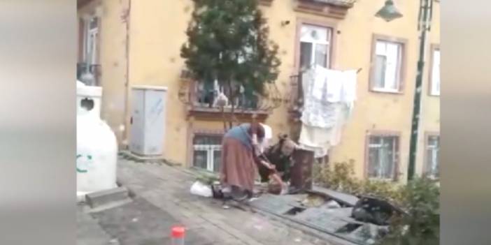 Üsküdar'da iki vatandaş çöpten yiyecek toplarken görüntülendi