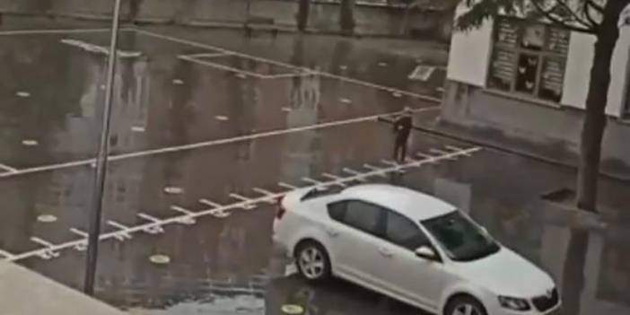 Yağmurun altında tek başına saygı duruşunda bulundu