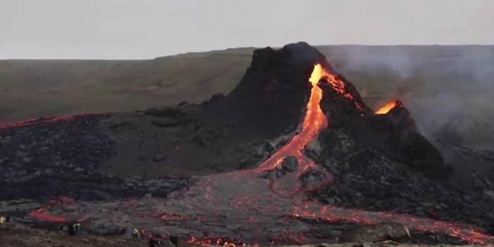 Lav püskürten yanardağ üzerinde sosis keyfi