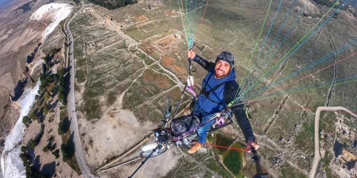 Paraşütüne bağladığı motosikletiyle, böyle uçtu