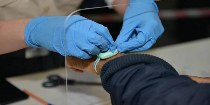 KKTC'de 'elektronik bileklikle' ev karantinası başladı