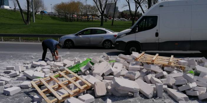 Bakırköy'de TIR devrildi; trafik kilitlendi
