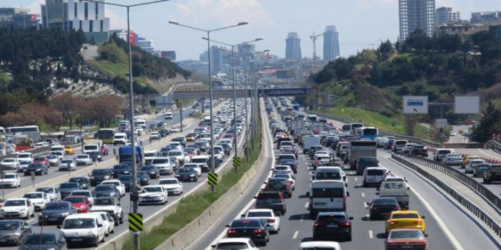 İstanbul'da kısıtlama öncesi trafik yoğunluğu yüzde 76'ya ulaştı