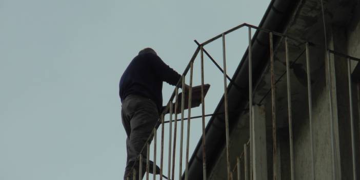 Yangın merdivenine çıktı, kafasında kırdığı kiremitleri itfaiyeye fırlattı