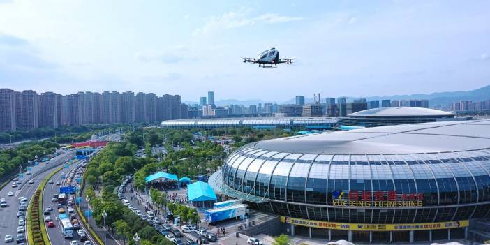 Sürücüsüz drone taksi 2 yolcusuyla uçtu