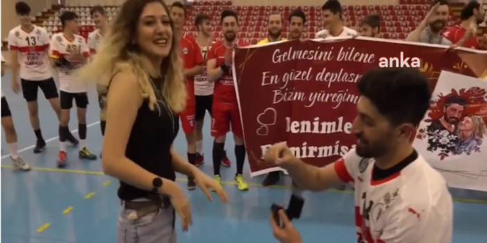 Hentbol karşılaşmasında sürpriz evlilik teklifi