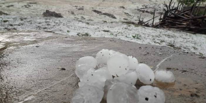 Adana'da ceviz büyüklüğünde dolu yağdı