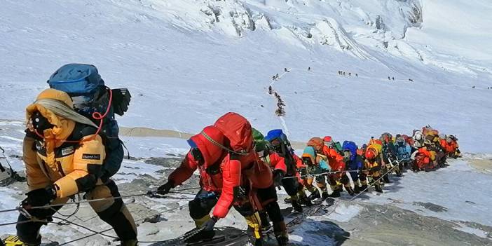 Koronavirüs hastalarına oksijen yetiştiremeyen Nepal, dağcılara 'oksiyen tüpü' çağrısı yaptı