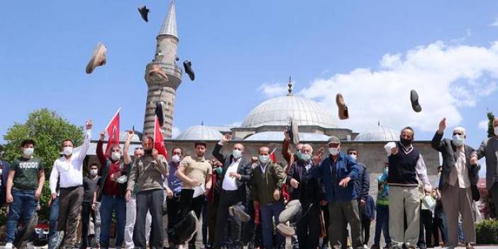 İsrail'i ayakkabılarını fırlatarak protesto ettiler