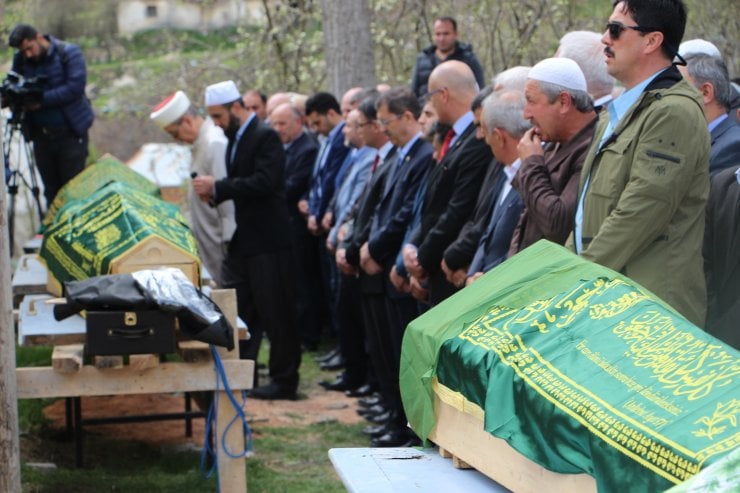 Tokat'taki kazada ölen 7 kişinin cenazeleri toprağa verildi