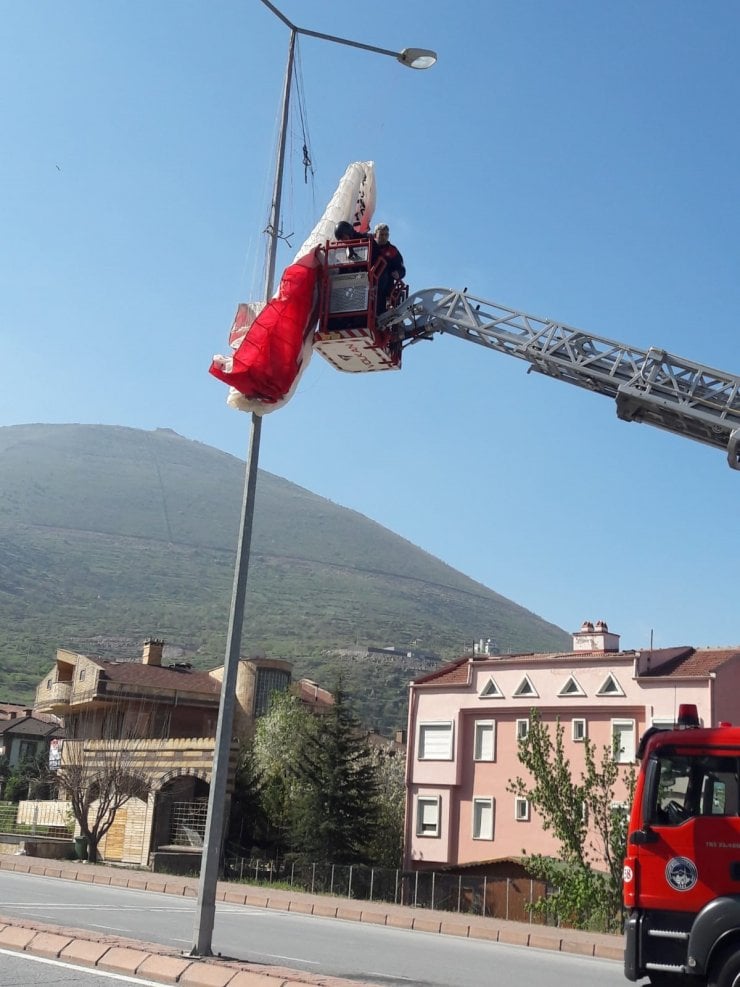 Yamaç paraşütü direğe takılınca mahsur kaldı