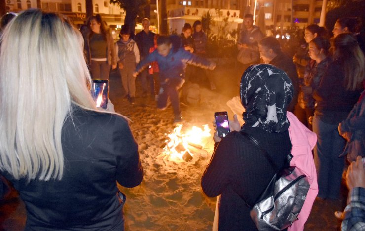 Marmaris'te binlerce kişi Hıdrellezi plajda kutladı 