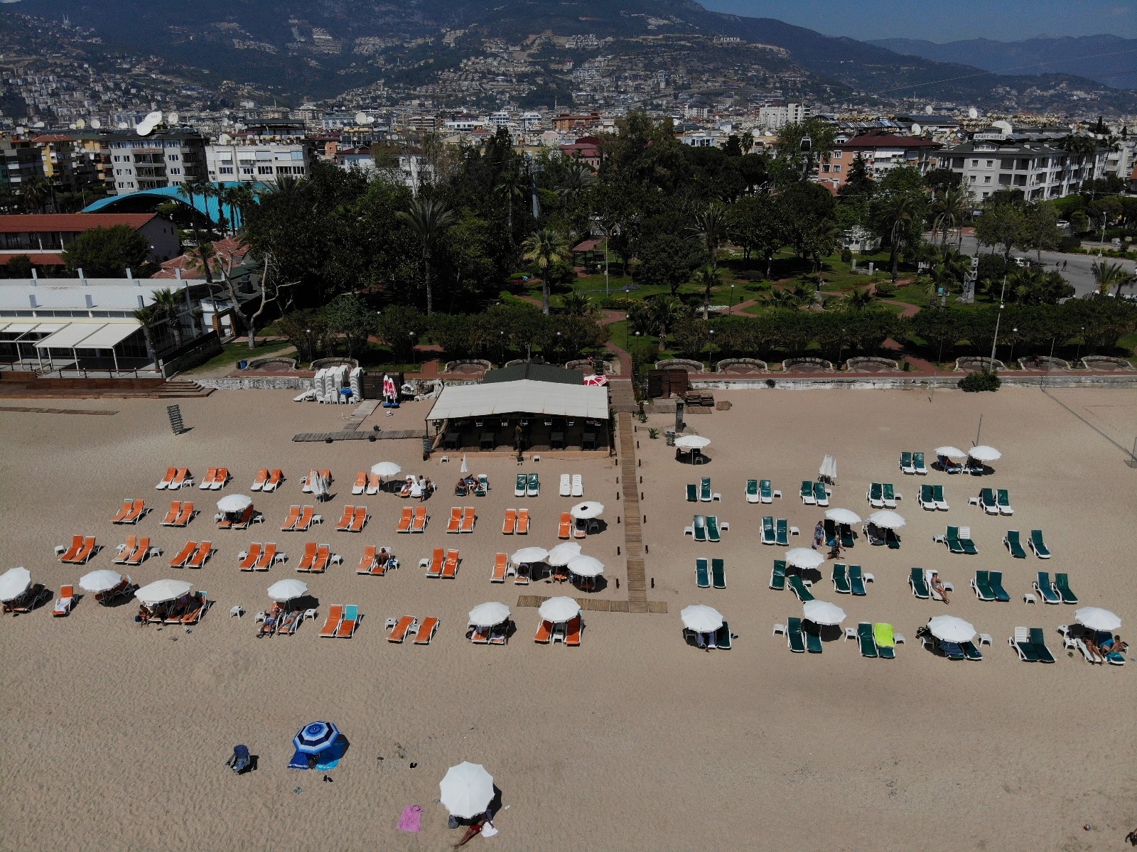 Alanya’da tarihi sessizlikte sahiller turistlere kaldı