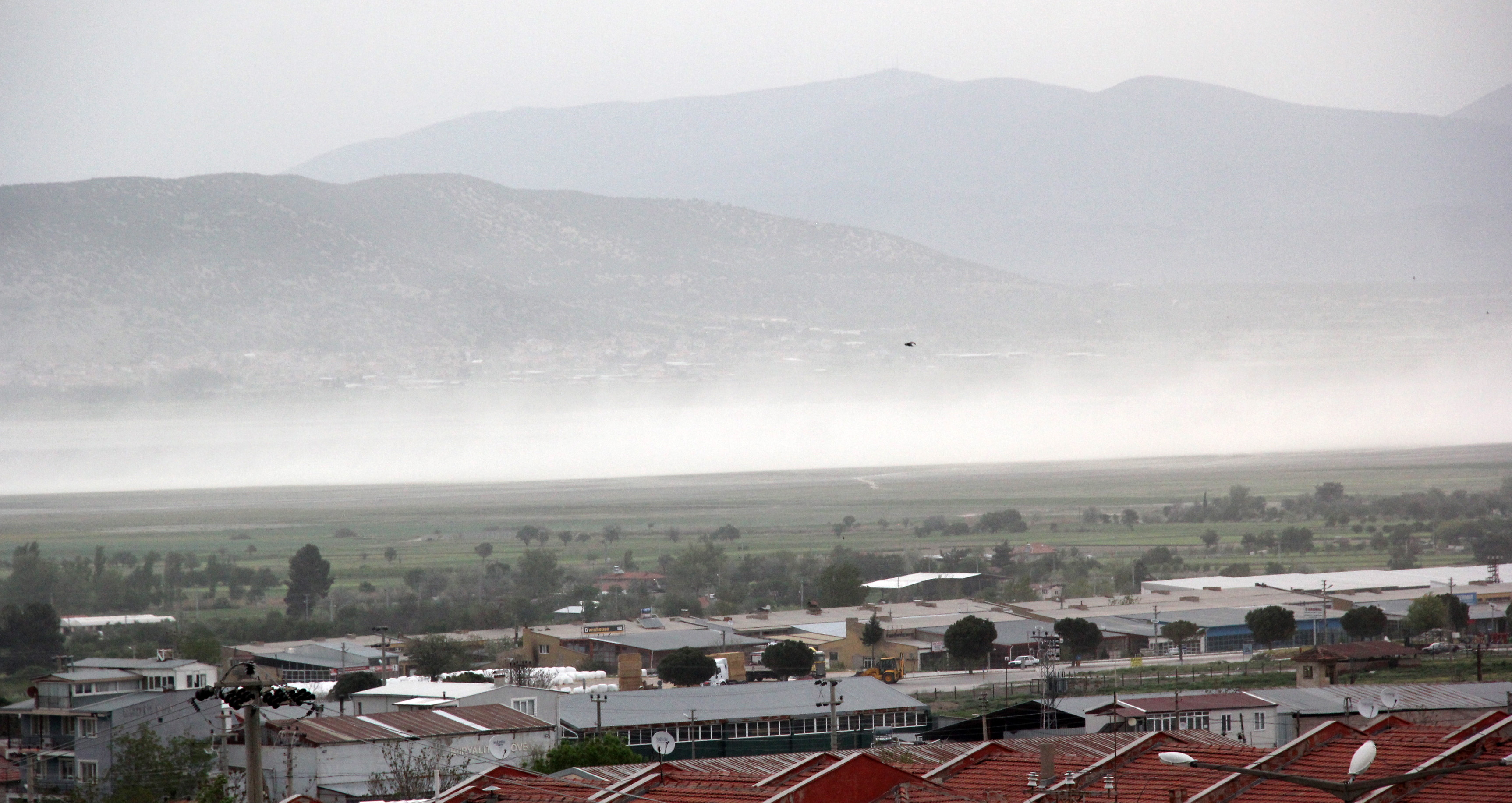 burdur-golunun-kuruyan-alanlarindan-yilda-2-bin-ton-zararli-toz-etrafa-saciliyor-6518-dhaphoto8.jpeg