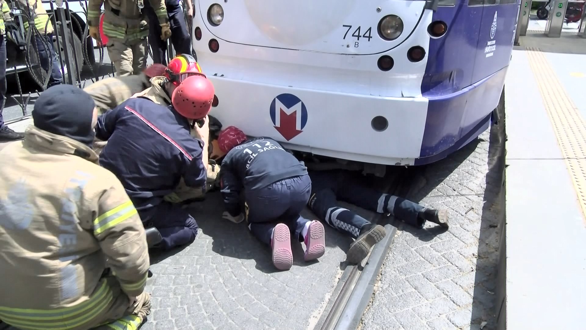 Haseki'de bir kişi tramvayın altında kaldı