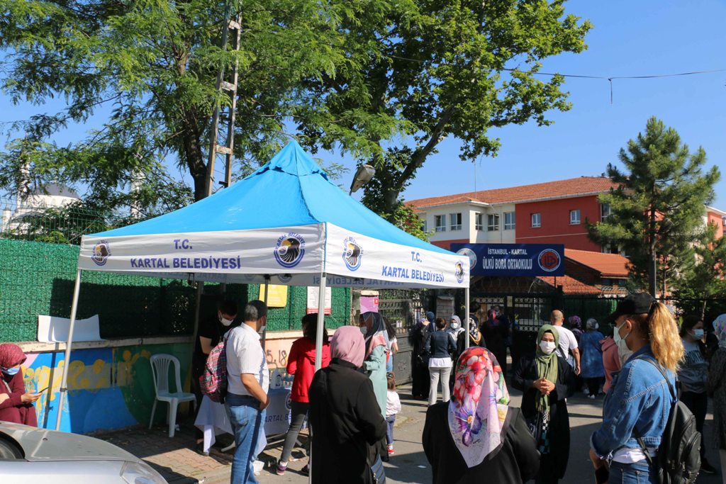 kartal-belediyesiden-lgs-oncesi-okullarda-maske-su-ve-dezenfektan-ikrami-3.jpg