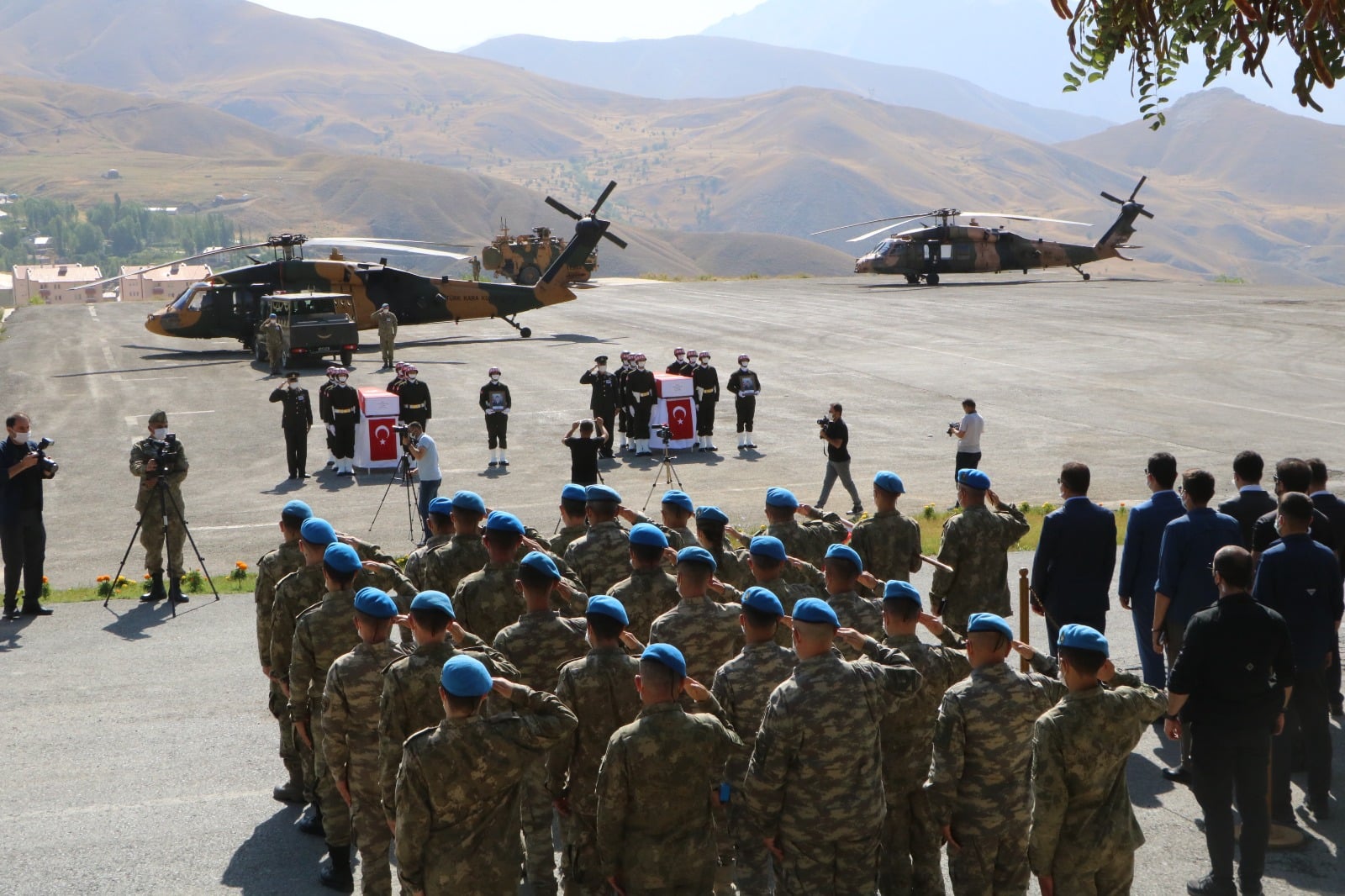 sehit-tegmen-ve-uzman-cavus-memleketlerine-ugurlandi-2426-dhaphoto6.jpg