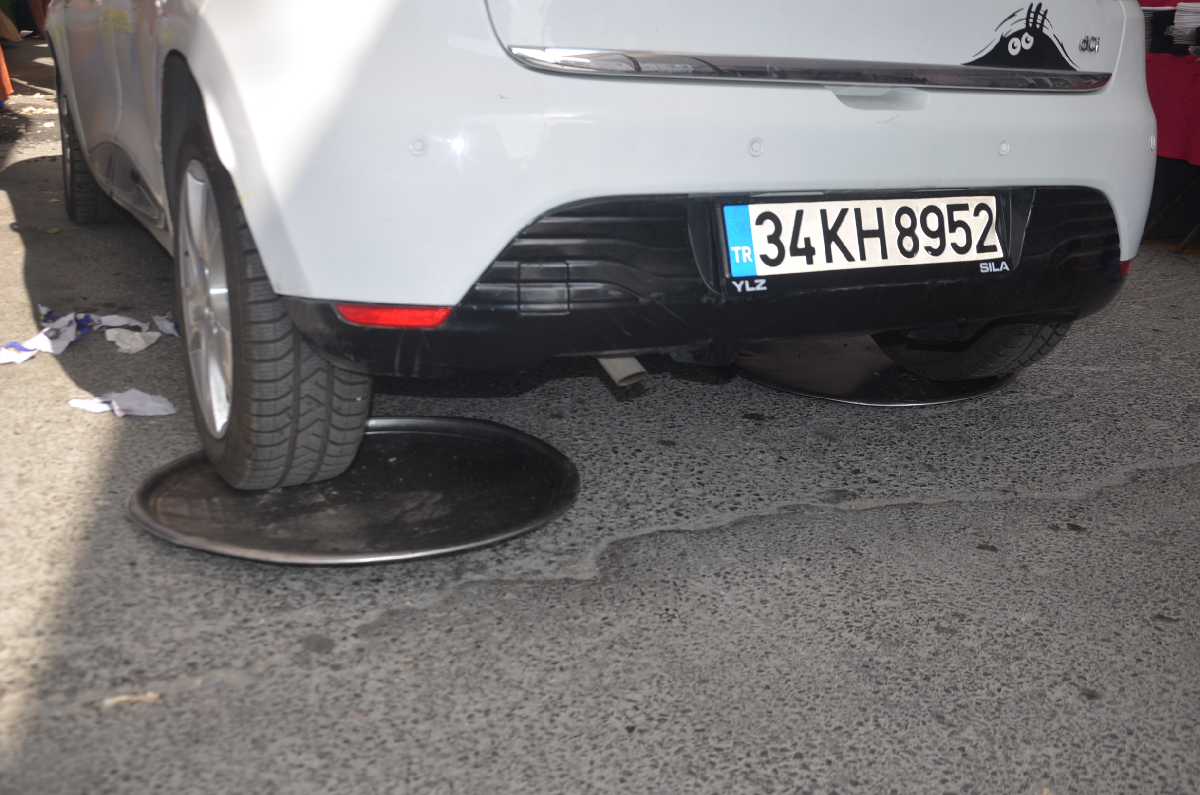 avcilarda-pazarin-ortasinda-birakilan-otomobile-esnaftan-tepsili-operasyon-1818-dhaphoto10.jpg