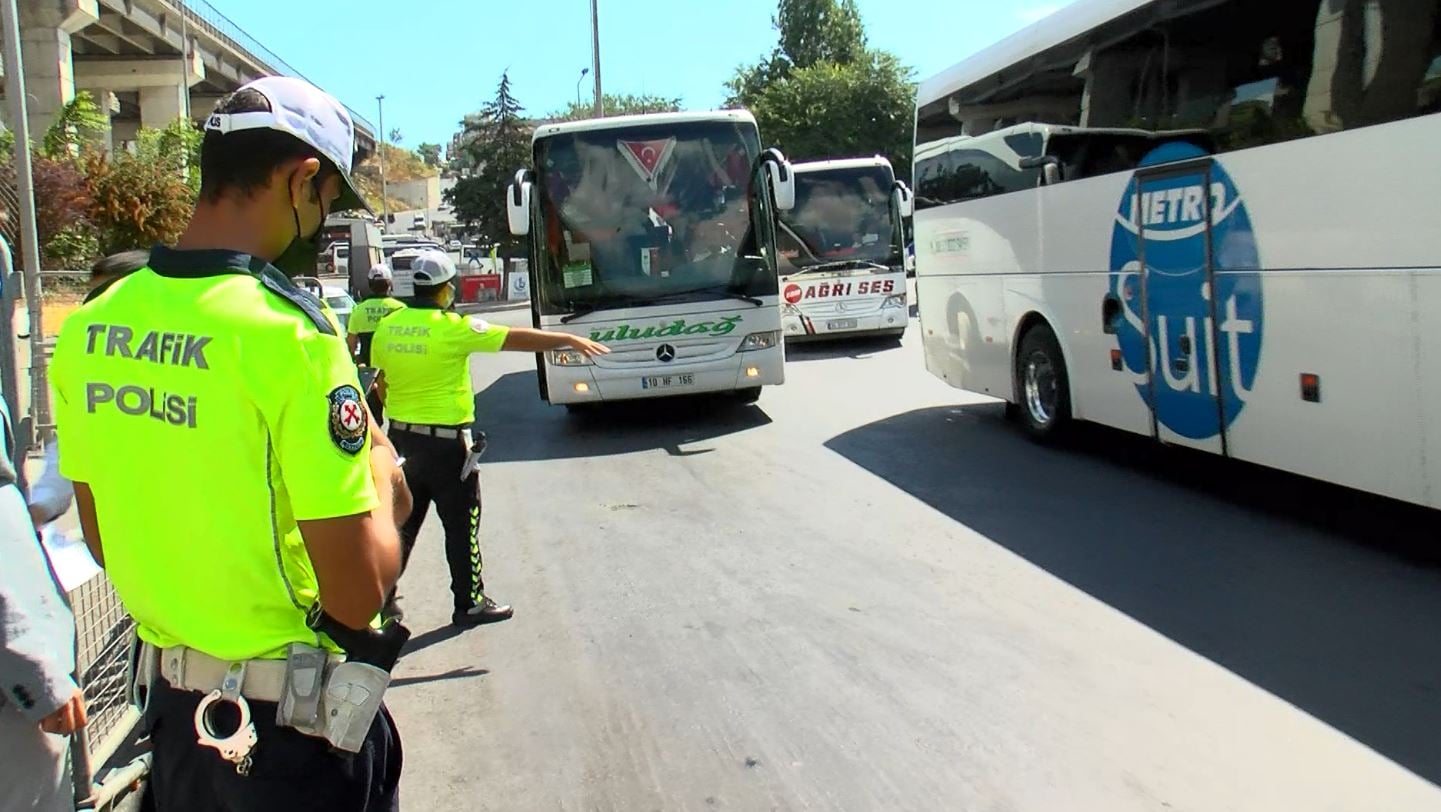 otogarda-pcr-testi-yaptirmayanlar-ve-asisizlar-otobuslerden-indirilmeye-devam-ediyor-3809-dhaphoto2.jpg