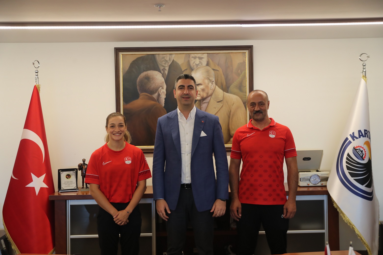 olimpiyatlarda-madalya-kazanan-buse-naz-cakiroglundan-baskan-gokhan-yuksele-ziyaret-1.jpg
