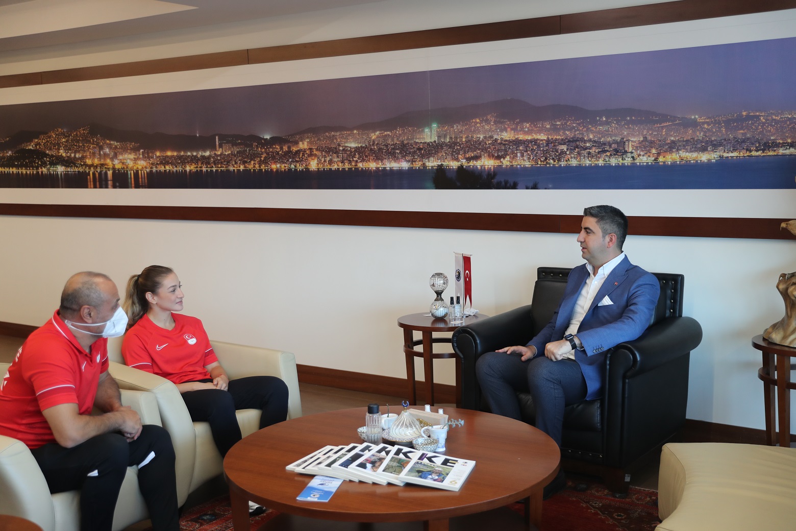 olimpiyatlarda-madalya-kazanan-buse-naz-cakiroglundan-baskan-gokhan-yuksele-ziyaret-3.jpg