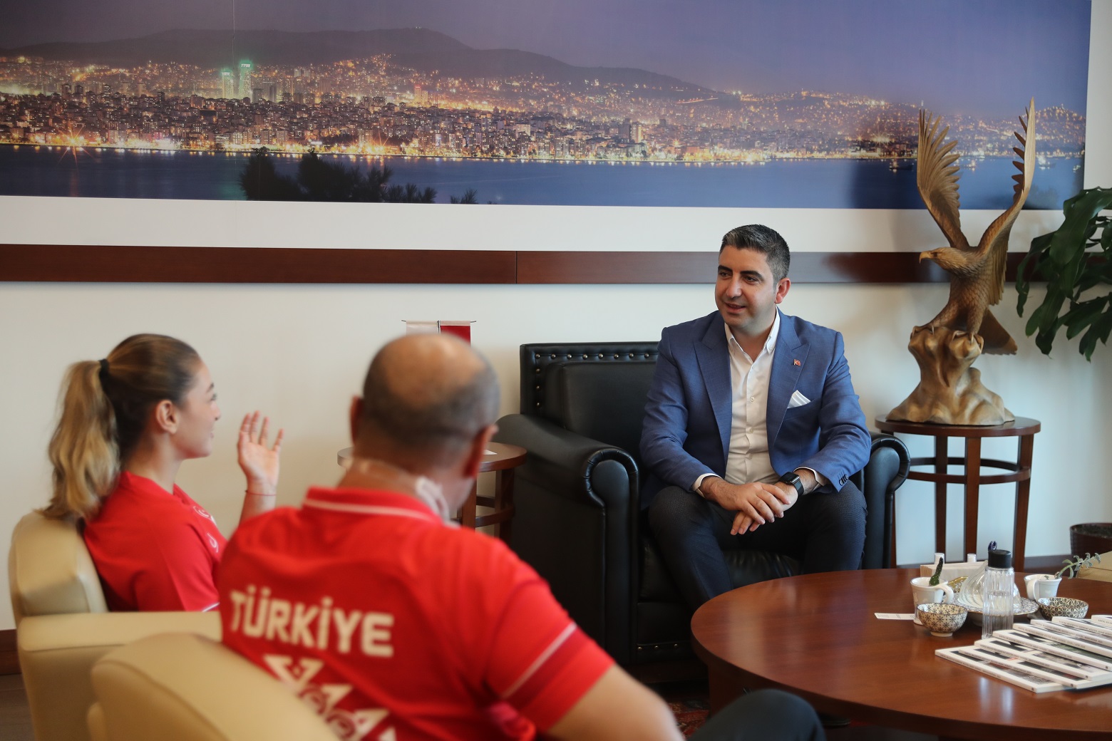 olimpiyatlarda-madalya-kazanan-buse-naz-cakiroglundan-baskan-gokhan-yuksele-ziyaret-4.jpg