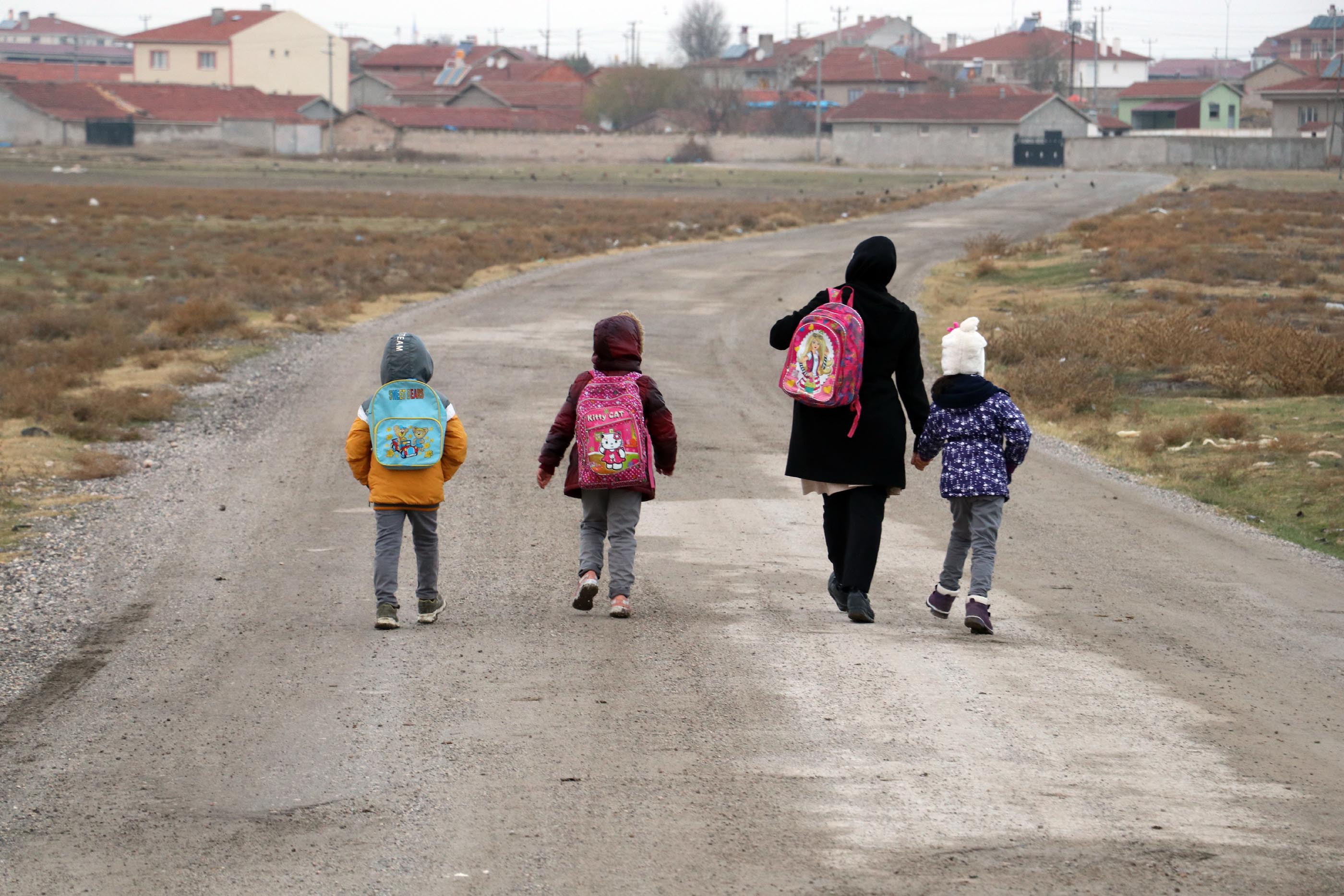 okula-gitmek-icin-her-sabah-3-kilometre-yuruyorlar-6799-dhaphoto14.jpg