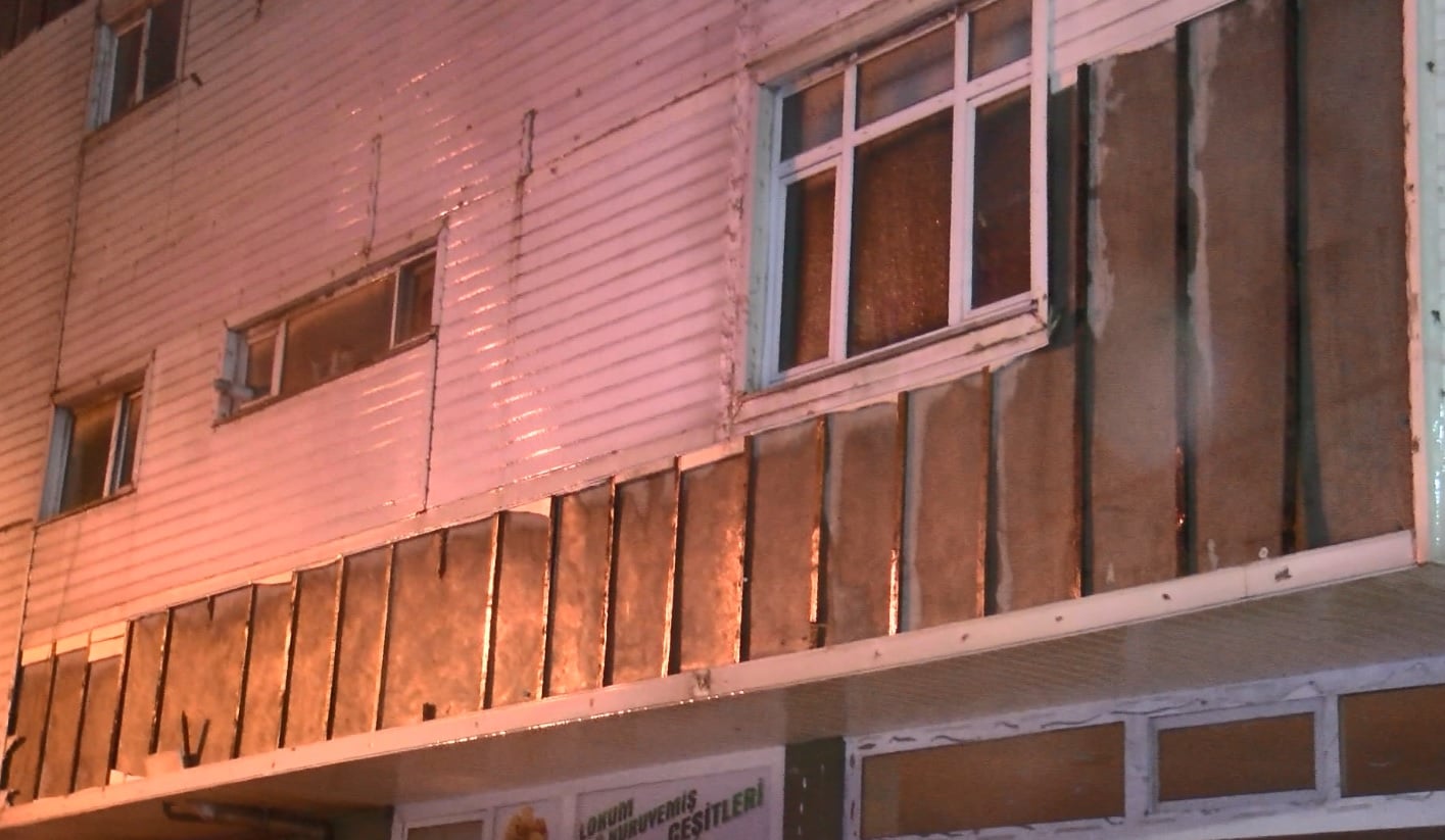 sultangazide-siddetli-ruzgar-binanin-dis-cephe-kaplamasini-yerinden-soktu-9022-dhaphoto1.jpg