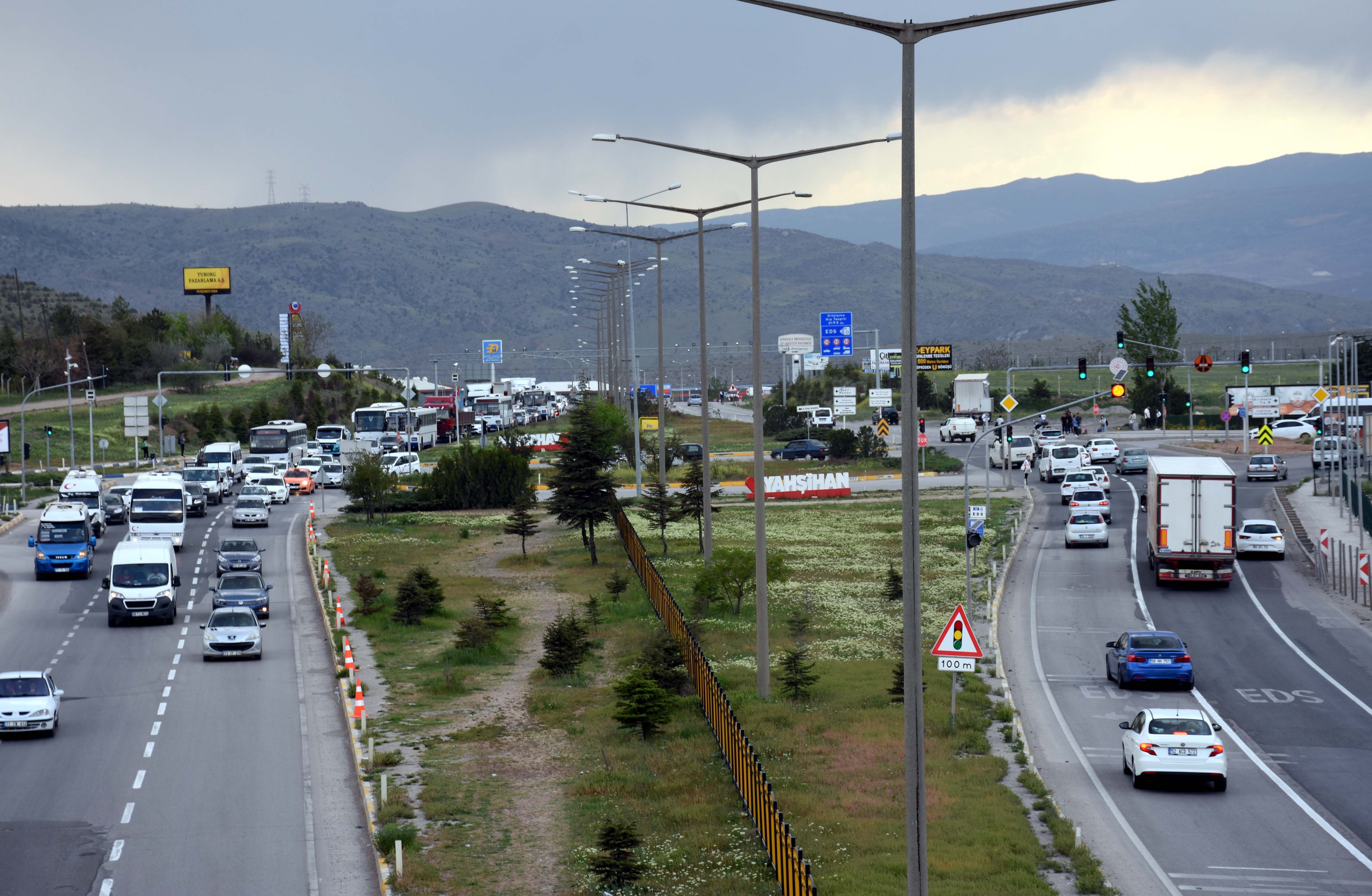aa-20220429-27718142-27718134-kilit-kavsak-kirikkalede-bayram-oncesi-trafik-yogunlugu-basladi-min.jpg