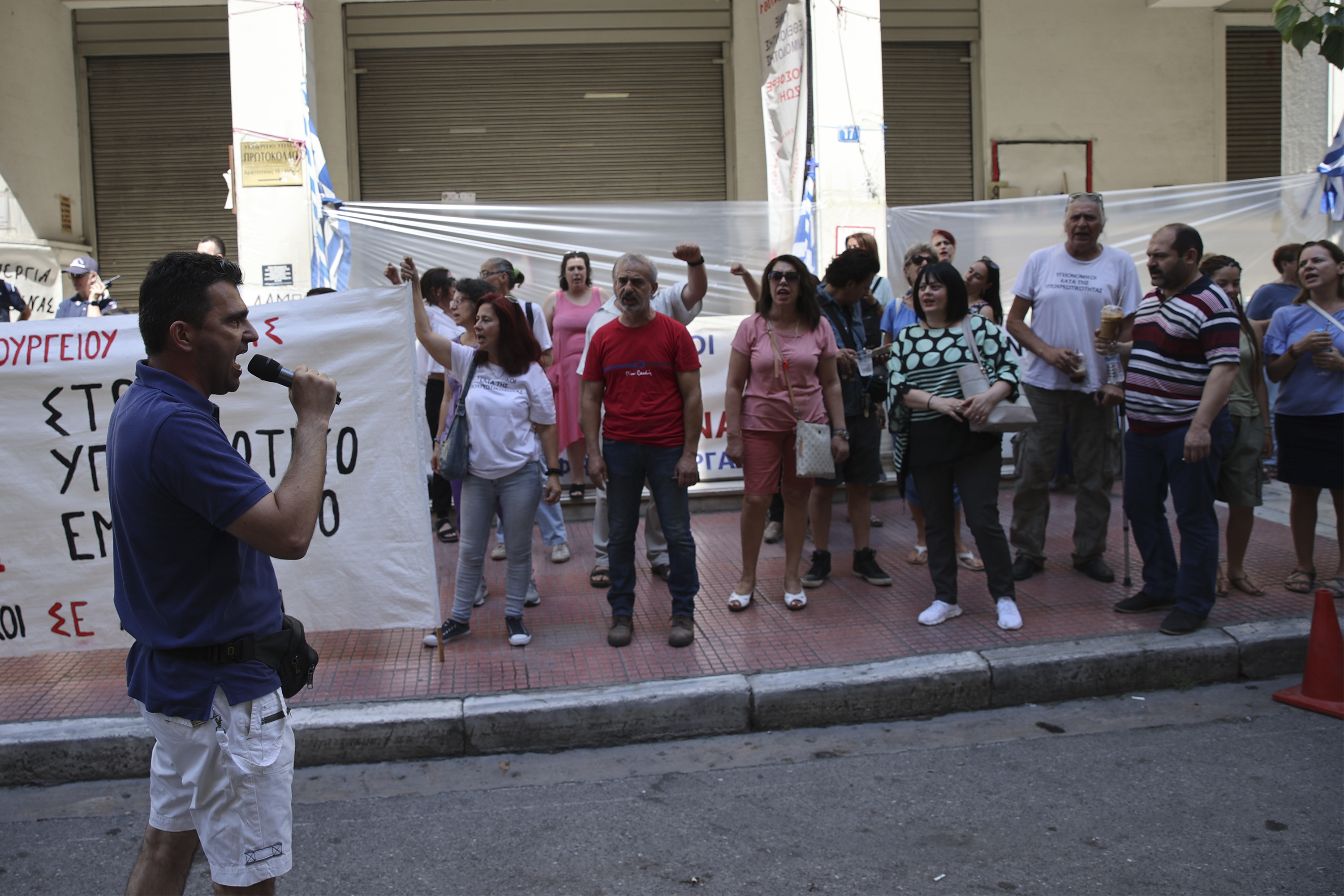 aa-20220622-28227669-28227662-yunanistanda-saglik-calisanlari-grev-yapti.jpg