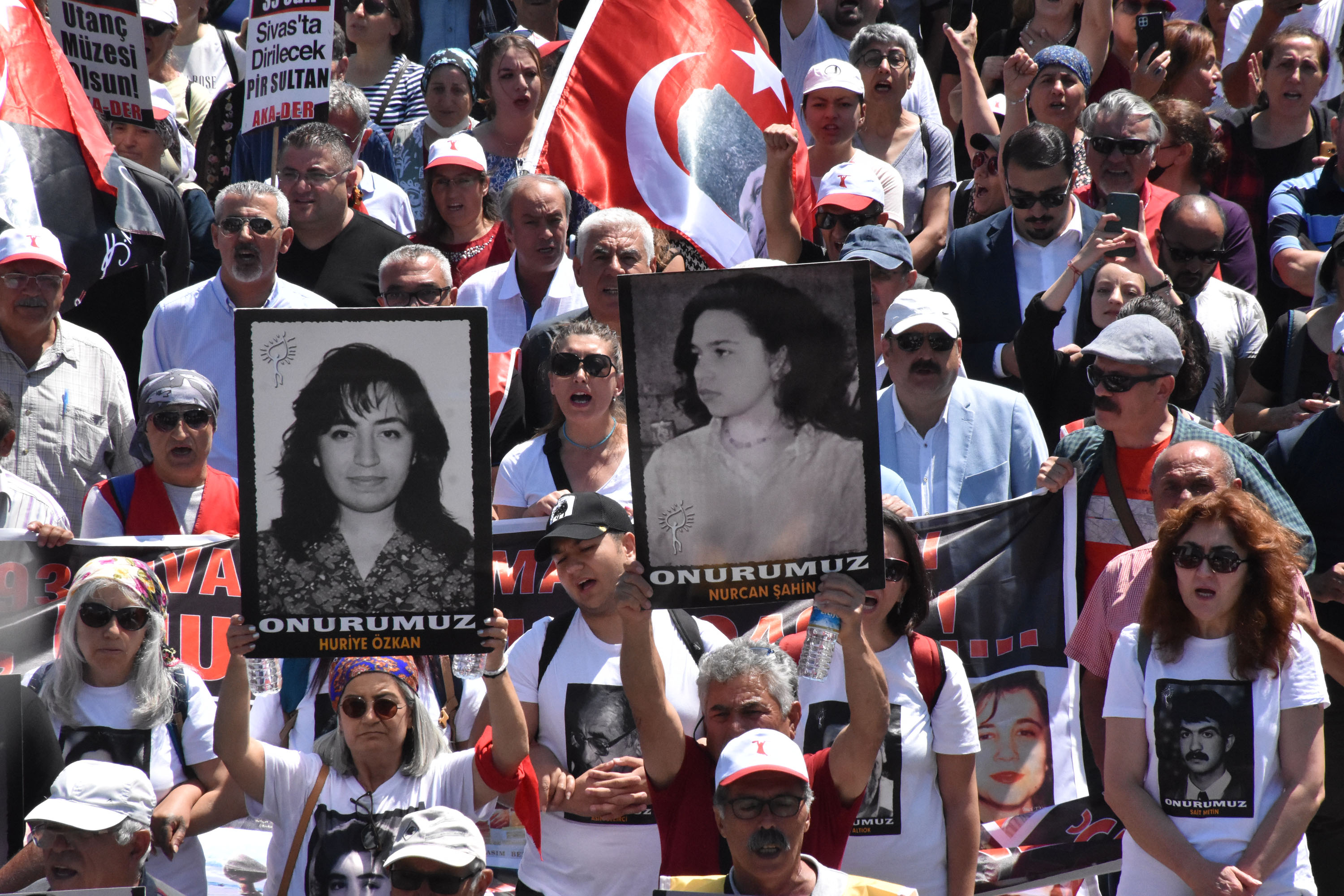 sivas-olaylarinin-29uncu-yilinda-hayatini-kaybedenler-anildi-3-8646-dhaphoto6.jpg