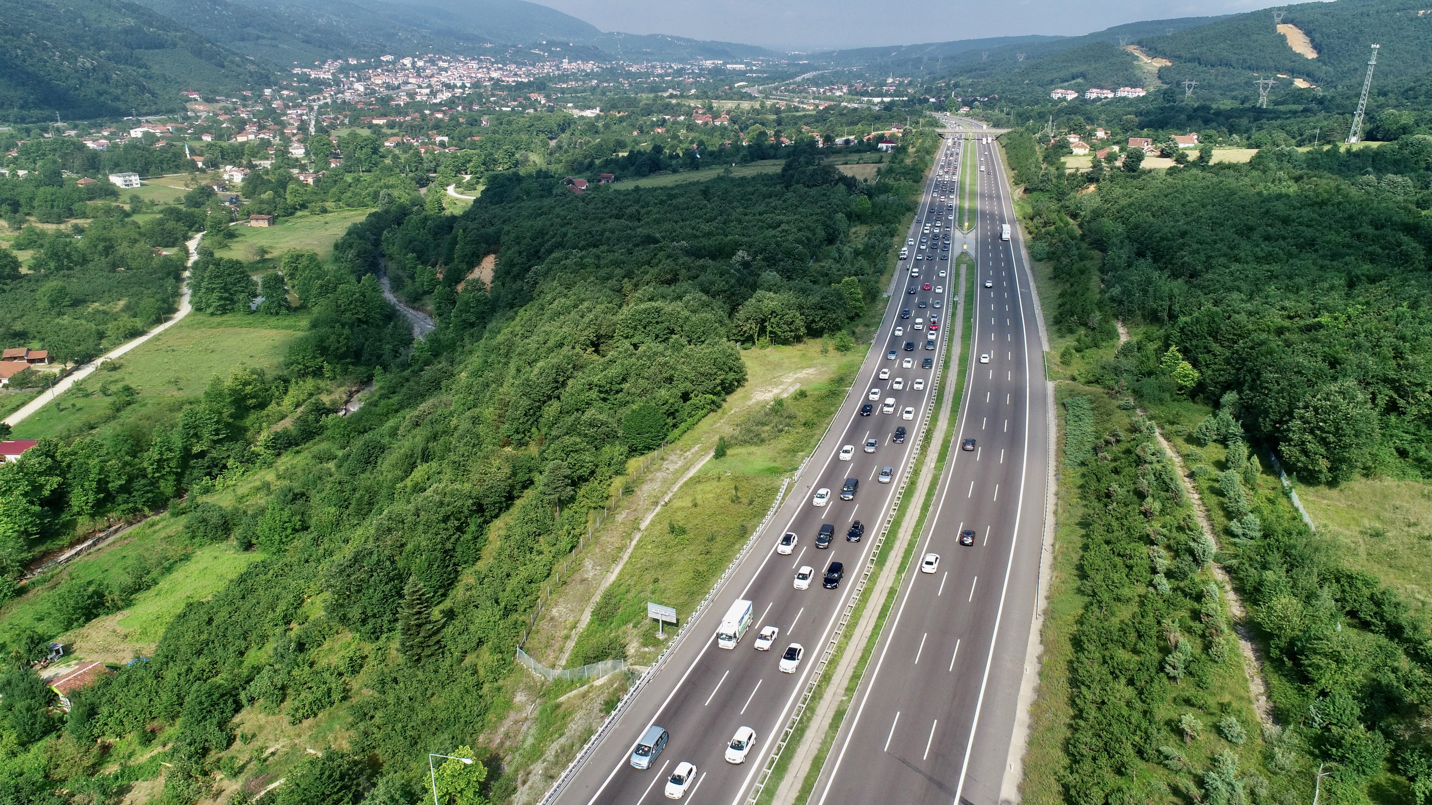 aa-20220707-28354033-28354023-bolu-daginda-bayram-tatili-nedeniyle-uzun-arac-kuyruklari-olustu-min.jpg