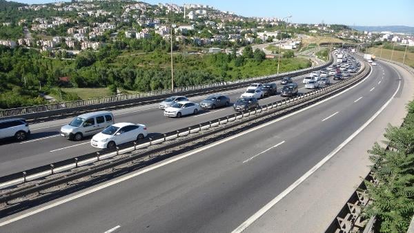 Bayram Tatili Dönüşü Başladı, Kilometrelerce Kuyruk Var