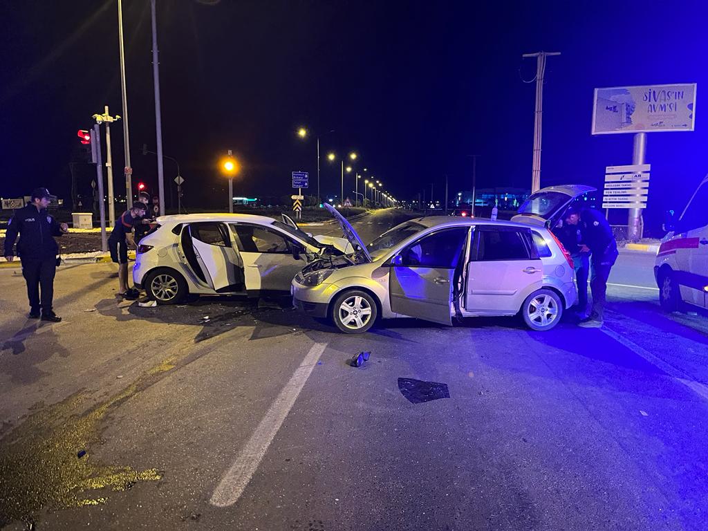 aa-20220729-28526089-28526087-sivasta-iki-otomobilin-carpismasi-sonucu-1-kisi-oldu-6-kisi-yaralandi.jpg