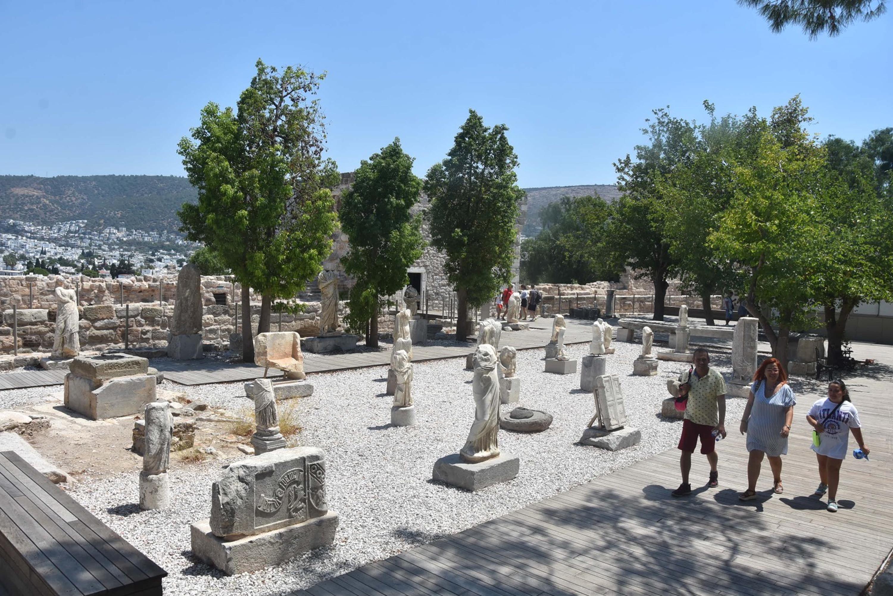 bodrum-kalesine-turist-akini-7-ayda-ziyaretci-sayisi-160-bini-gecti-1703-dhaphoto1.jpg