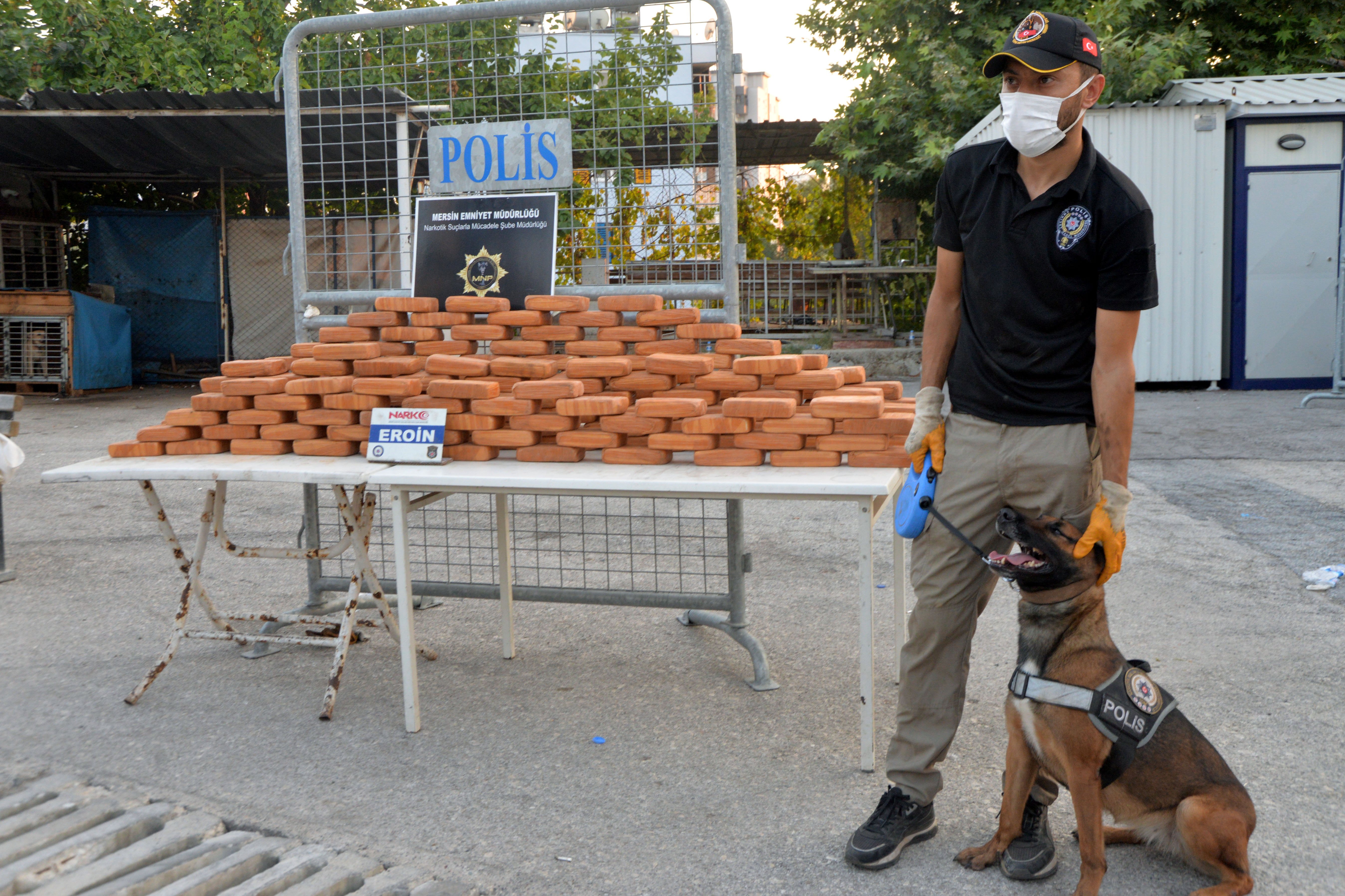 mersinde-tir-dorsesinde-105-kilo-eroin-ele-gecirildi-2669-dhaphoto1.jpg