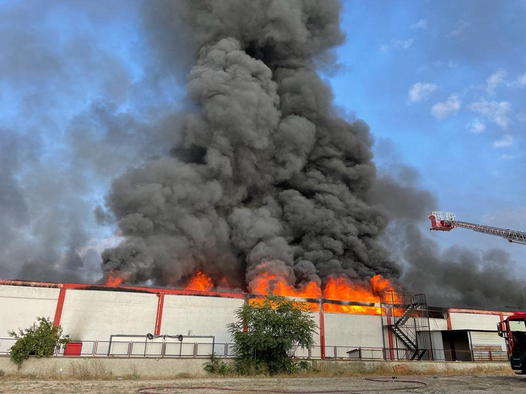 aa-20220826-28733280-28733278-usakta-fabrikada-cikan-yangina-mudahale-ediliyor-min.jpg