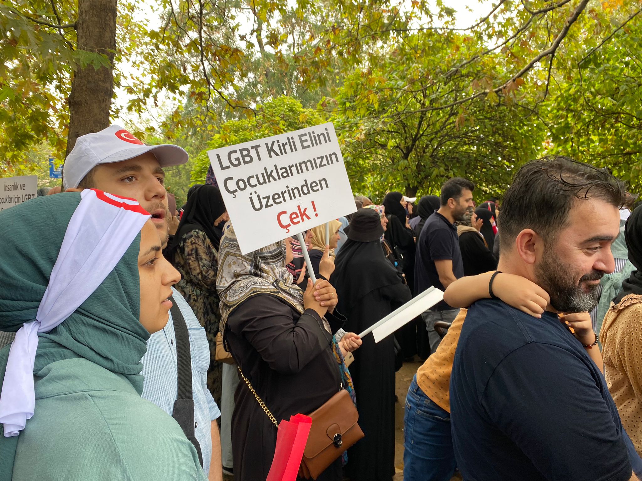 LGBTİ+ karşıtı mitingde düşmanlık müziğe uzandı: Böyle saçmalık olmaz
