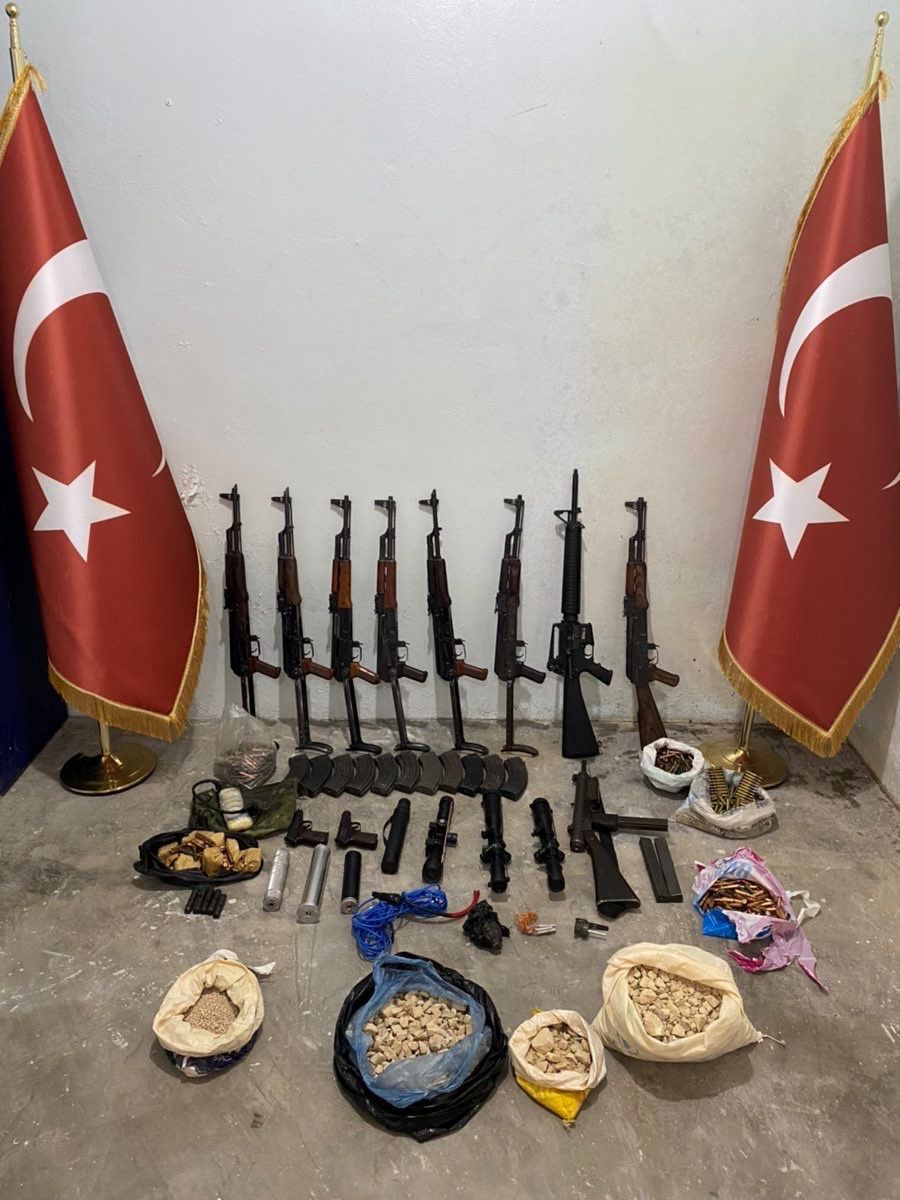 aa-20220930-29026707-29026702-mitin-suriyenin-kuzeyinde-deasin-eylem-hazirligindaki-hucre-yapilanmasina-yonelik-operasyonunda-1i-olu-19-terorist-ele-gecirildi.jpg