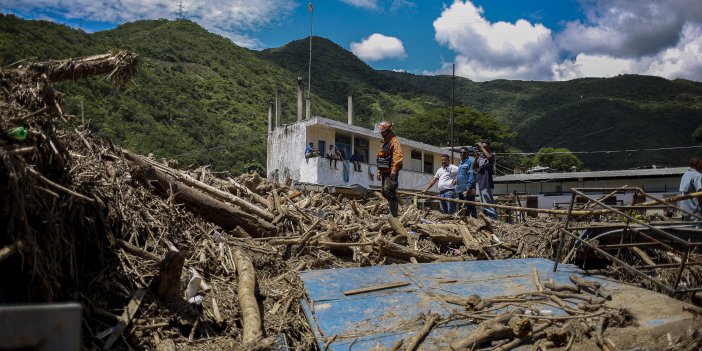 aa-20221011-29123983-29123966-venezuelada-heyelan.jpg