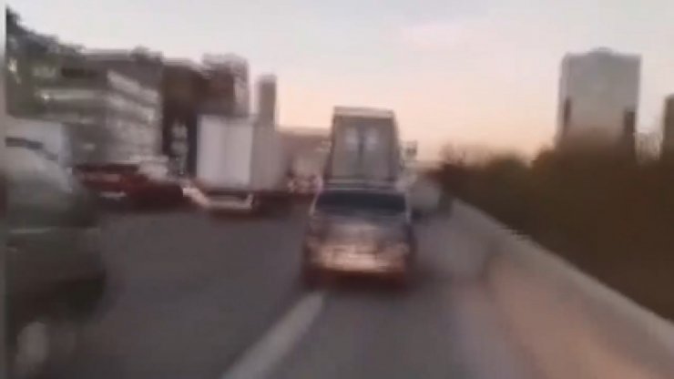 Emniyet şeridinde korsan taksi terörü: Ambulansa yol vermedi