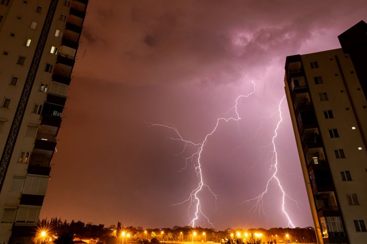 Antalya’da geceyi şimşek ve yıldırımlar aydınlattı